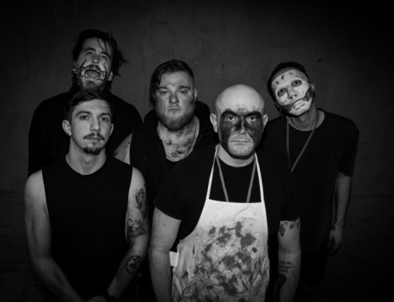 LARCENIA ROE put out new single and music video