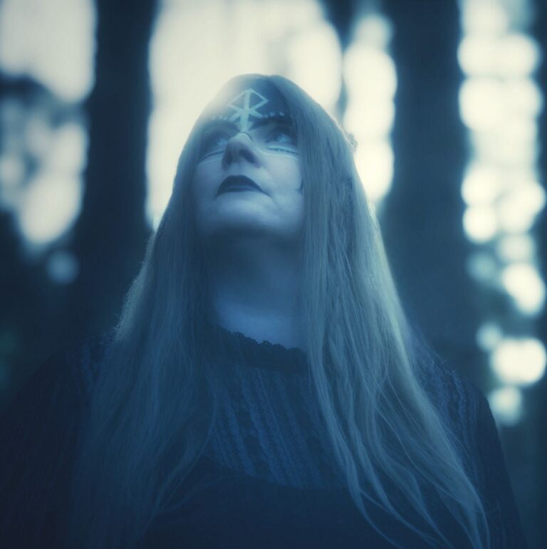 YLVA DE LUNE post new audio single